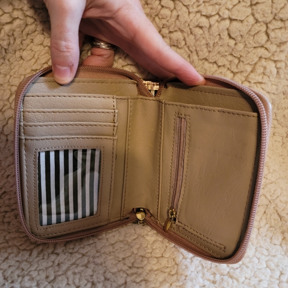 Betsy johnson wallet - Picture 4 of 4